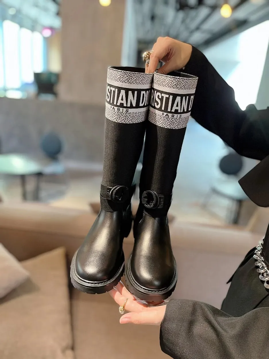 👟👟Ex-factory price 600👟👟 Women's shoes factory Dior color matching autumn and winter new boots high-top Dior CD 20ss autumn and winter latest high-definition poster style electric embroidery color-blocking letters logo round toe mid-calf women's boots Narnaxi's same low-heeled one-slip knight military boots original development top high-end version Material: Upper imported calfskin spliced with the latest imported technology electric embroidery fabric (not ordinary fly woven fabrics on the market) + water-dyed cowhide lining (not sheepskin lining on the market) + original molded T👟👟factory price U outsole + original molded letter buckle + latest original box packaging at the counter Heel height: 3CM Size: 35-39 standard code (40.41 customization is not returnable)